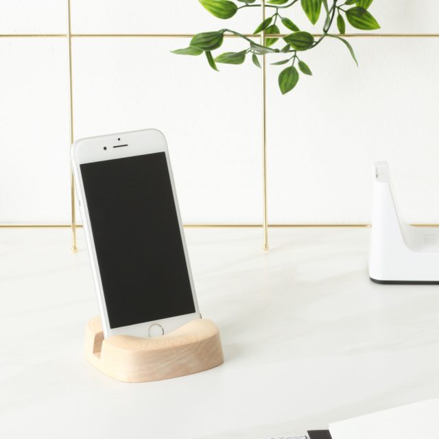 Sila: Smartphone Stand (Maple)