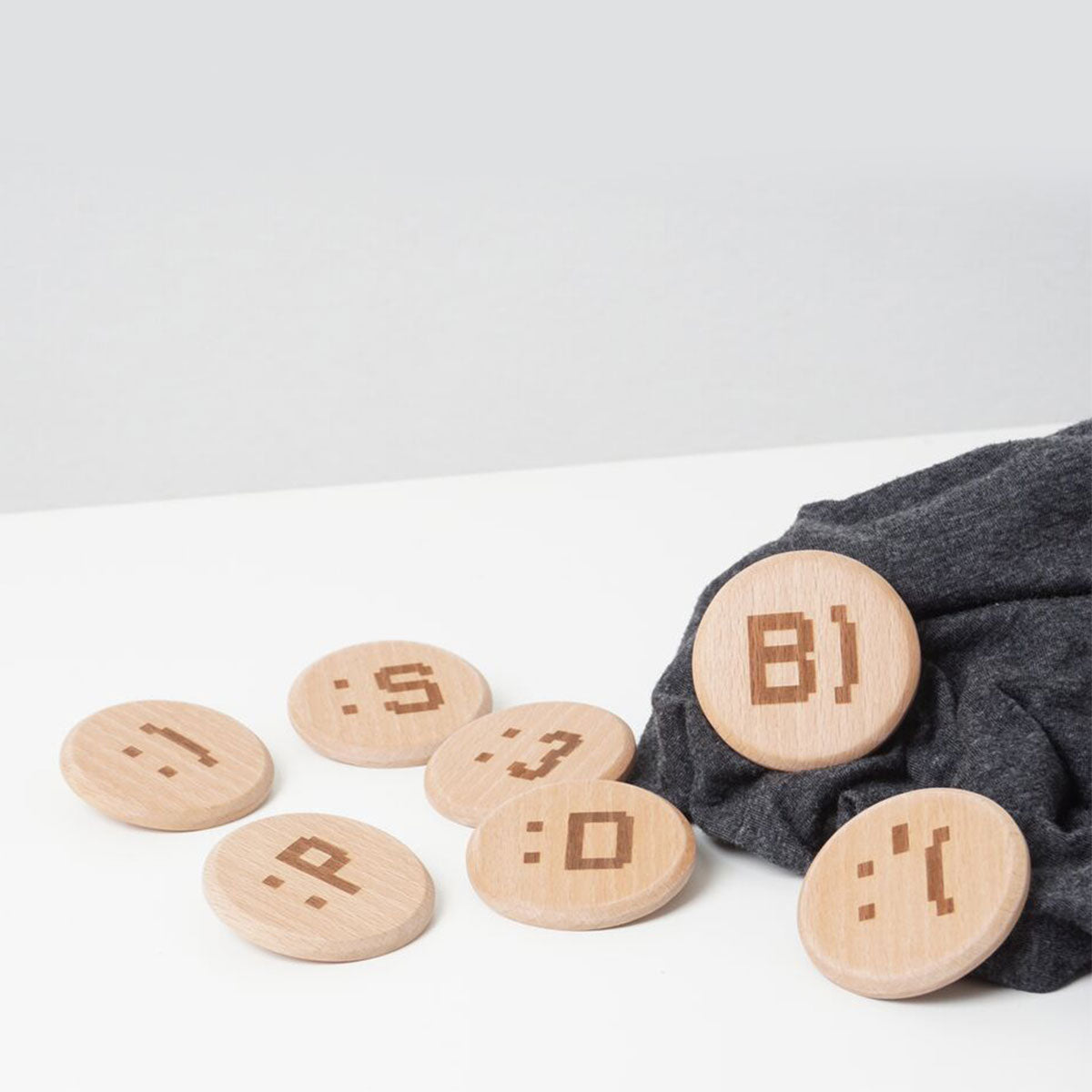 Wood Mood - Emoticon Badge (Beech)