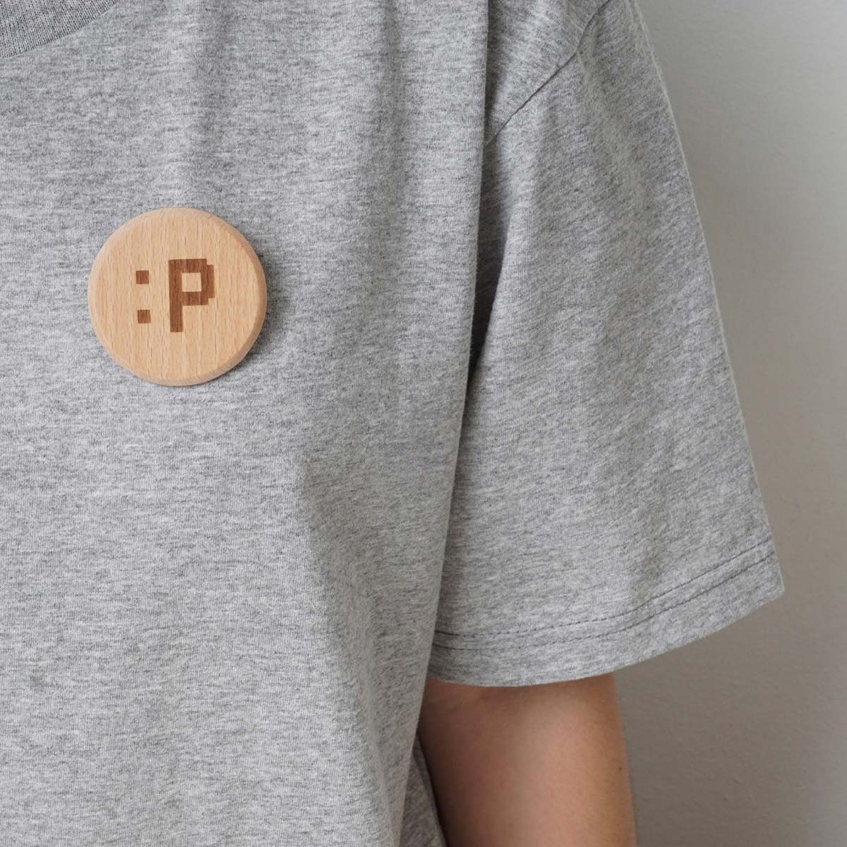 Wood Mood - Emoticon Badge (Beech)